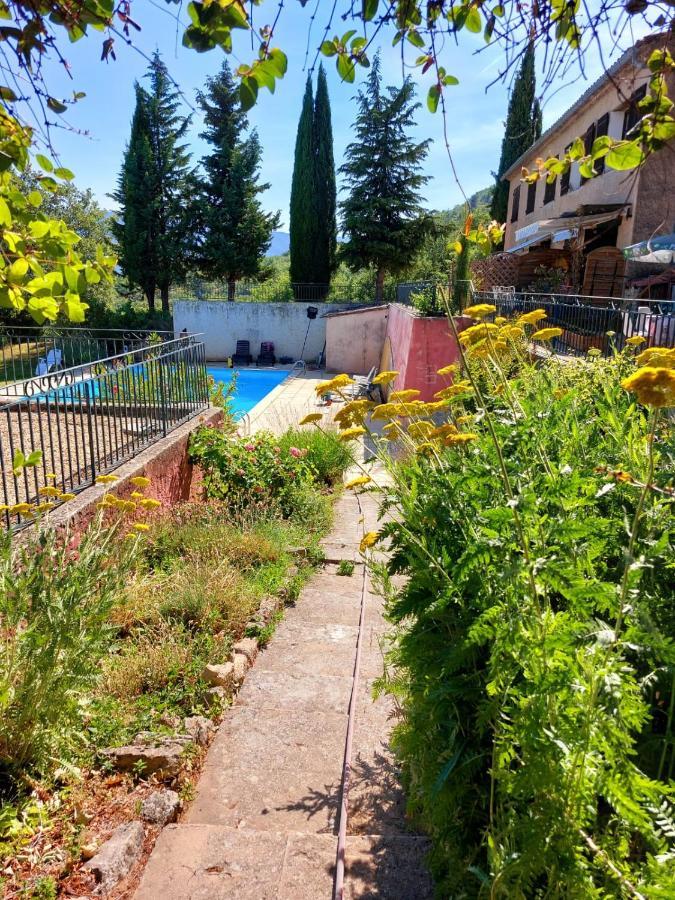 Logement D'Exception Pres Du Colorado Provencal Dans Une Residence Au Calme Avec Piscine Offrant Une Vue Imprenable Sur Le Luberon Depuis Sa Terrasse Viens エクステリア 写真