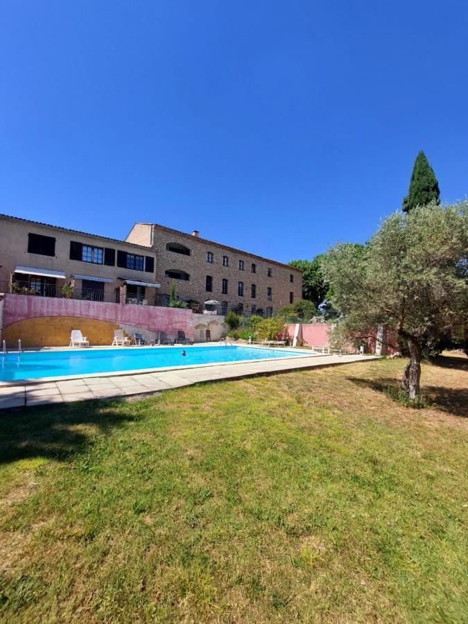 Logement D'Exception Pres Du Colorado Provencal Dans Une Residence Au Calme Avec Piscine Offrant Une Vue Imprenable Sur Le Luberon Depuis Sa Terrasse Viens エクステリア 写真