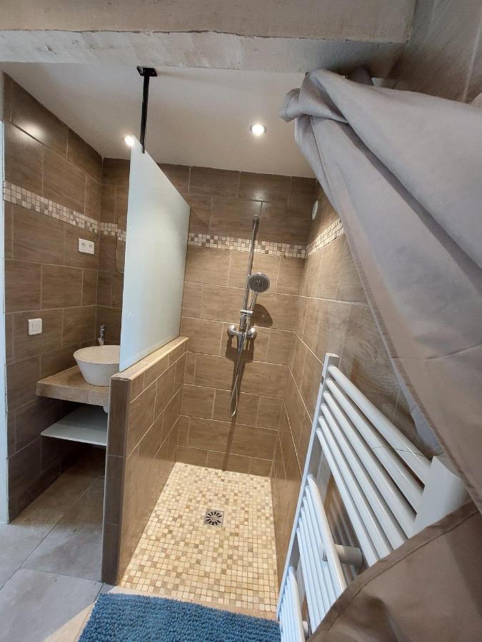 Logement D'Exception Pres Du Colorado Provencal Dans Une Residence Au Calme Avec Piscine Offrant Une Vue Imprenable Sur Le Luberon Depuis Sa Terrasse Viens エクステリア 写真