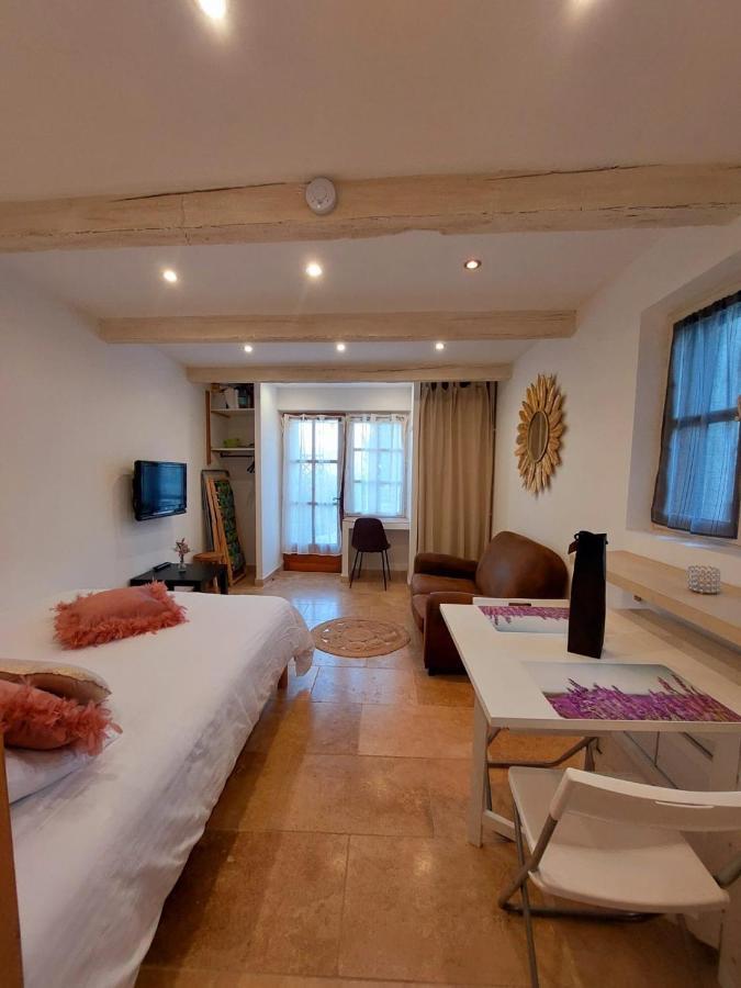 Logement D'Exception Pres Du Colorado Provencal Dans Une Residence Au Calme Avec Piscine Offrant Une Vue Imprenable Sur Le Luberon Depuis Sa Terrasse Viens エクステリア 写真
