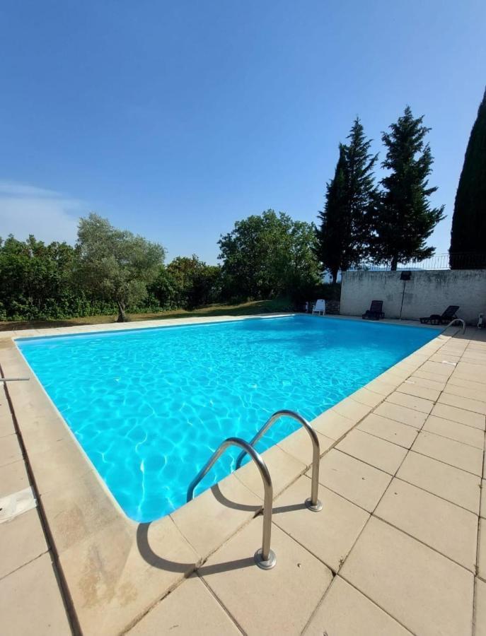 Logement D'Exception Pres Du Colorado Provencal Dans Une Residence Au Calme Avec Piscine Offrant Une Vue Imprenable Sur Le Luberon Depuis Sa Terrasse Viens エクステリア 写真