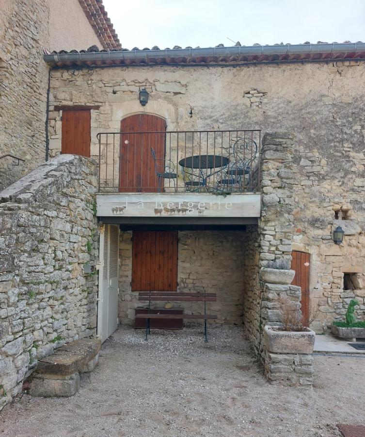 Logement D'Exception Pres Du Colorado Provencal Dans Une Residence Au Calme Avec Piscine Offrant Une Vue Imprenable Sur Le Luberon Depuis Sa Terrasse Viens エクステリア 写真