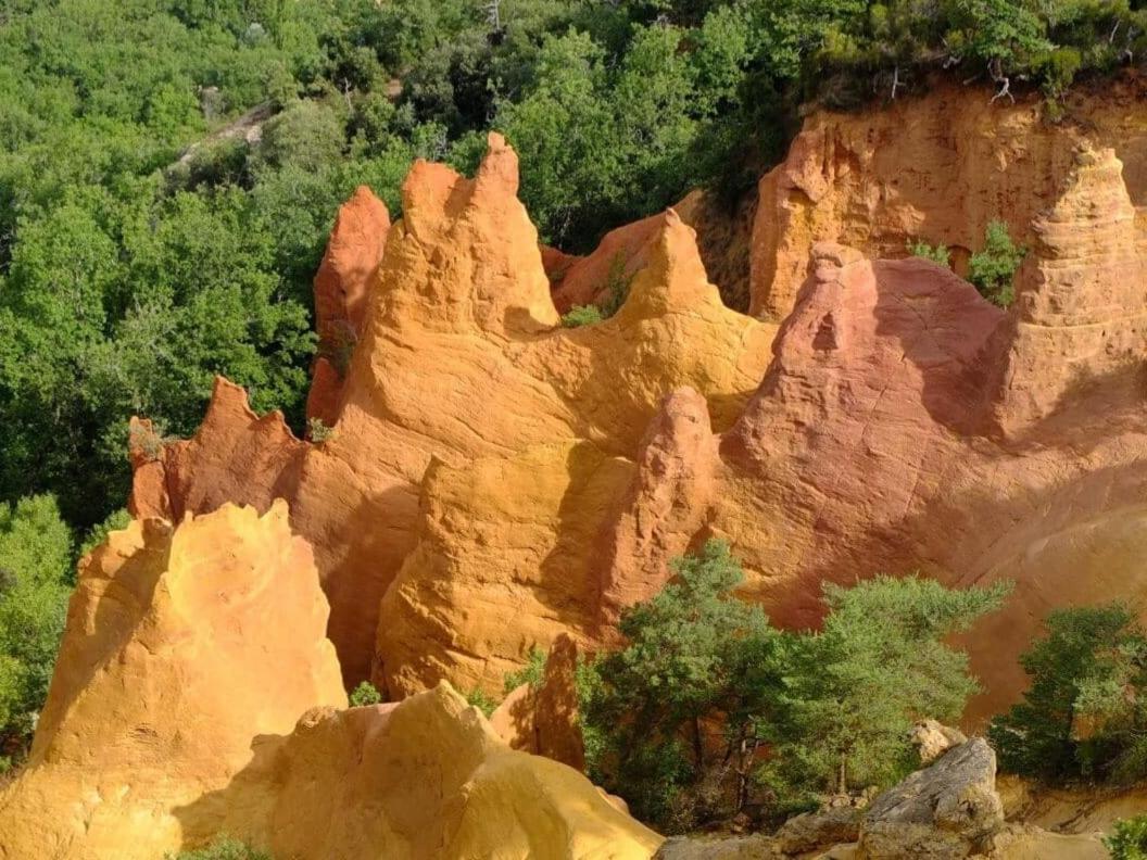 Logement D'Exception Pres Du Colorado Provencal Dans Une Residence Au Calme Avec Piscine Offrant Une Vue Imprenable Sur Le Luberon Depuis Sa Terrasse Viens エクステリア 写真