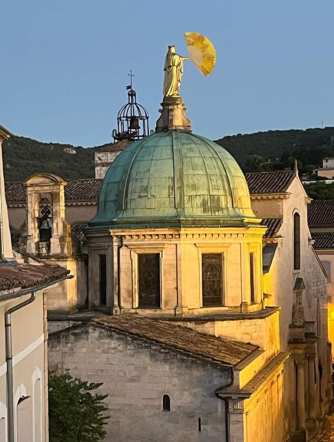 Logement D'Exception Pres Du Colorado Provencal Dans Une Residence Au Calme Avec Piscine Offrant Une Vue Imprenable Sur Le Luberon Depuis Sa Terrasse Viens エクステリア 写真